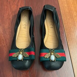 100% Authentic Gucci Web Bow black leather flats. worn once size 6.5